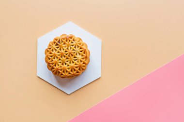 Çin Festivali tatlıları, Sonbahar Festivali ortası Ay pastası renkli arka planda. Üst görünüm, kopyalama alanı, modelleme, genel görünüş, şablon