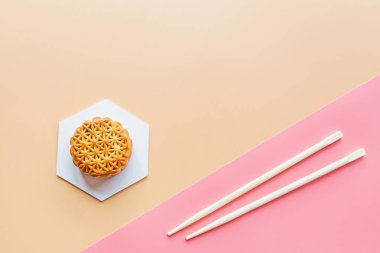 Çin Festivali tatlısı, Sonbahar Festivali ortası Ay Festivali pastası rengarenk arka planda çubuklarla. Üst görünüm, kopyalama alanı, modelleme, genel görünüş, şablon