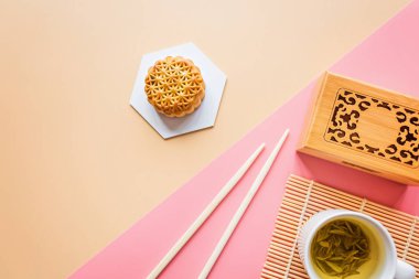 Çin Festivali tatlısı, Sonbahar Festivali ortası Ay Festivali pastası yeşil çay ve çubuklarla renklendirilmiş. Üst görünüm, kopyalama alanı, modelleme, genel görünüş, şablon