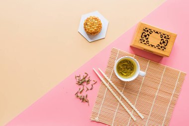 Çin Festivali tatlısı, Sonbahar Festivali ortası Ay Festivali pastası yeşil çay ve çubuklarla renklendirilmiş. Üst görünüm, kopyalama alanı, modelleme, genel görünüş, şablon
