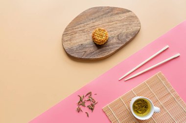 Çin Festivali tatlısı, Sonbahar Festivali ortası Ay Festivali pastası yeşil çay ve çubuklarla renklendirilmiş. Üst görünüm, kopyalama alanı, modelleme, genel görünüş, şablon