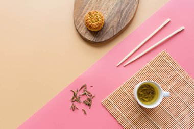 Çin Festivali tatlısı, Sonbahar Festivali ortası Ay Festivali pastası yeşil çay ve çubuklarla renklendirilmiş. Üst görünüm, kopyalama alanı, modelleme, genel görünüş, şablon