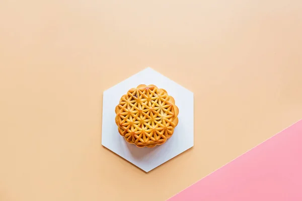 Flat lay van het Chinese Festival dessert, Midden in de herfst Festival Maan taart op kleurrijke achtergrond. Bovenaanzicht, kopieerruimte, model, overhead, sjabloon — Stockfoto