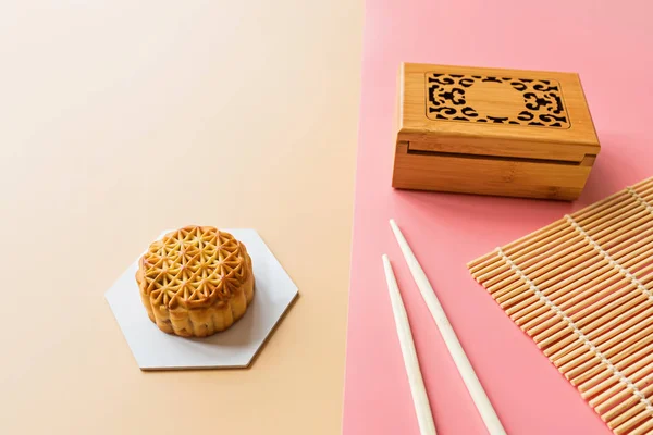 Geleneksel Çin Festivali tatlısı, Sonbahar Festivali ortası Ay pastası renkli arka planda yemek çubuklarıyla. Üst görünüm, kopyalama alanı, modelleme, genel görünüş, şablon — Stok fotoğraf