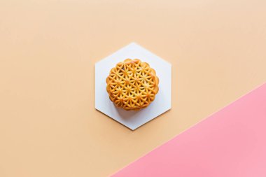 Çin Festivali tatlıları, Sonbahar Festivali ortası Ay pastası renkli arka planda. Üst görünüm, kopyalama alanı, modelleme, genel görünüş, şablon