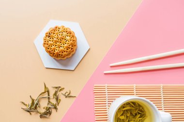 Çin Festivali tatlısı, Sonbahar Festivali ortası Ay Festivali pastası yeşil çay ve çubuklarla renklendirilmiş. Üst görünüm, kopyalama alanı, modelleme, genel görünüş, şablon