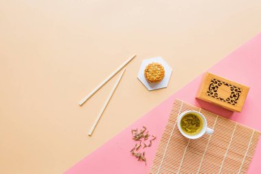 Çin Festivali tatlısı, Sonbahar Festivali ortası Ay Festivali pastası yeşil çay ve çubuklarla renklendirilmiş. Üst görünüm, kopyalama alanı, modelleme, genel görünüş, şablon
