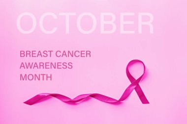 Ekim ayı kampanya teşvik Meme Kanseri Farkındalık sembolü için pembe arka plan üzerinde tatlı pembe kurdele şekli. Düz kopyalama alanı, üst görünüm, mockup, genel merkez, şablon ile yatıyordu. Sağlık kavramı