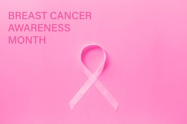 Ekim ayı kampanya teşvik Meme Kanseri Farkındalık sembolü için pembe arka plan üzerinde tatlı pembe kurdele şekli. Düz kopyalama alanı, üst görünüm, mockup, genel merkez, şablon ile yatıyordu. Sağlık kavramı