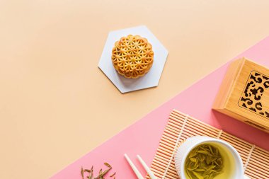 Çin Festivali tatlısı, Sonbahar Festivali ortası Ay Festivali pastası yeşil çay ve çubuklarla renklendirilmiş. Üst görünüm, kopyalama alanı, modelleme, genel görünüş, şablon