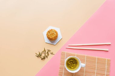 Çin Festivali tatlısı, Sonbahar Festivali ortası Ay Festivali pastası yeşil çay ve çubuklarla renklendirilmiş. Üst görünüm, kopyalama alanı, modelleme, genel görünüş, şablon