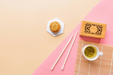 Çin Festivali tatlısı, Sonbahar Festivali ortası Ay Festivali pastası yeşil çay ve çubuklarla renklendirilmiş. Üst görünüm, kopyalama alanı, modelleme, genel görünüş, şablon