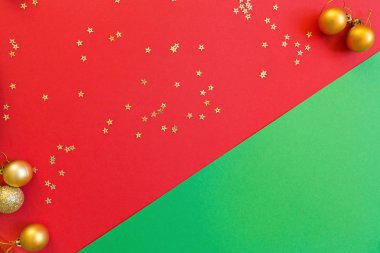 Noel kompozisyonu. Yeşil hediye kutusu, altın konfeti ile kırmızı ve yeşil arka plan altın oyuncaklar. yeni yıl kavramı. Tebrik kartı, xmas kutlama 2020. Düz döşeme, üst görünüm, kopyalama alanı, mockup