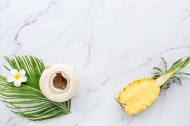 Yaz kompozisyonu. Tropik palmiye yaprağı, hindistan cevizi, beyaz mermer arka planda ananas. Yaz kavramı. Düz konum, üst görünüm, model, pankart, kopyalama alanı