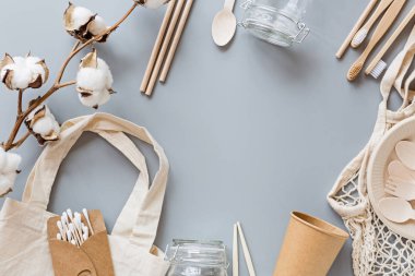 Eko doğal kağıt ürünleri gri arka planda yatıyordu. Sürdürülebilir yaşam tarzı kavramı. Sıfır. Plastik kirliliğini durdurun. Üst görünüm, genel görünüm, şablon, model.