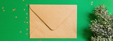 Kağıt zarf, konfetili yeşil arka planda noel ağacı dalları. Yeni yıl konsepti. Web tasarımı için pankart. Kutlama kartı, xmas kutlaması 2020. Düz konum, şablon, üst görünüm, boşluğu kopyala