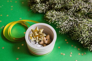 Yılbaşı bantları ve yeşil arka planda konfetili köknar dalları. Yeni yıl konsepti. Kutlama kartı, xmas kutlaması 2020. Düz konum, şablon, üst görünüm, boşluğu kopyala