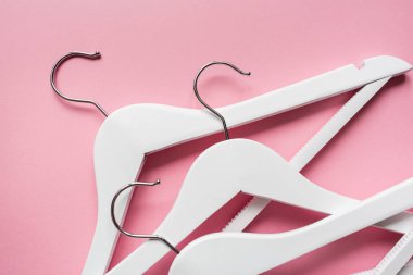 pastel pembe arka plan üzerinde beyaz ahşap omuz. Moda kadınsı blog satış mağaza promo tasarım alışveriş konsepti. Düz yatıyordu, üst görünüm, mockup, havai