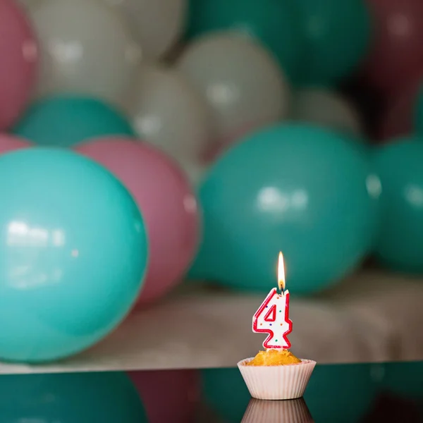 Bolo de aniversário e balões coloridos no fundo, comemorar 4 anos de idade aniversário — Fotografia de Stock