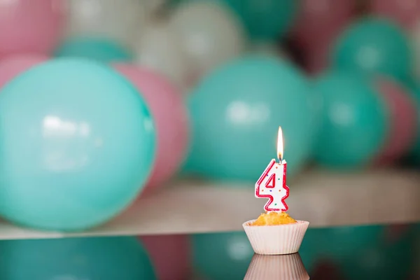 Verjaardagstaart en kleurrijke ballonnen op achtergrond, vieren 4 jaar oude verjaardag — Stockfoto