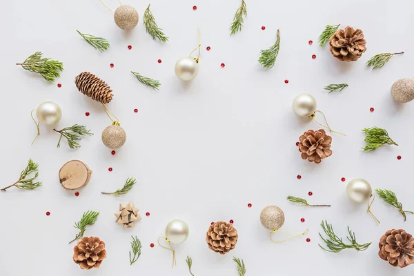 Vánoční kompozice. Borovice, zlaté koule, jedlové větve na bílém. novoroční koncept. Pozdrav, zimní prázdniny, vánoční oslavy2020. Byt ležel, horní pohled, kopírovací prostor, mockup, šablona — Stock fotografie