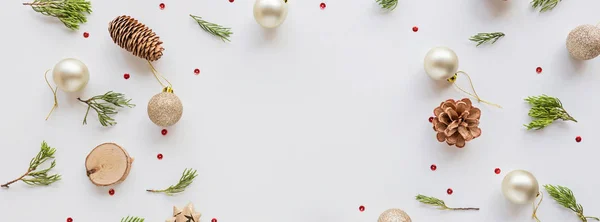 Vánoční kompozice. Borovice, zlaté koule, jedlové větve na bílém. novoroční koncept. Horizontální banner pro web design. Vánoční oslava2020. Byt ležel, horní pohled, kopírovací prostor, mockup, šablona — Stock fotografie