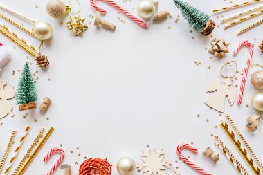 Beyaz arka planda oyuncakları ve aksesuarları olan Noel kompozisyonu. Tebrik kartı, kış tatili, Noel kutlaması. Düz konum, üst görünüm, maket, kopyalama alanı, şablon