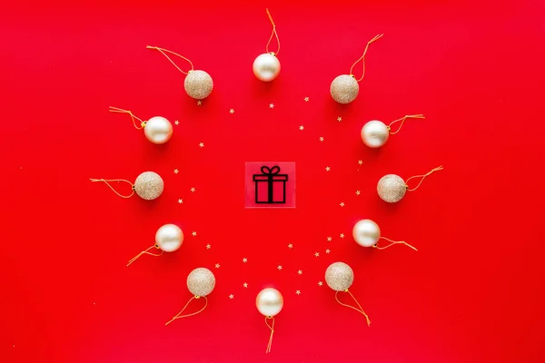 Kerstboom gouden speelgoed en cadeaubon liggend op rode achtergrond. Nieuwjaarsconcept. Wenskaart, wintervakantie, kerstfeest 2020. Vlakke lay, bovenaanzicht, kopieerruimte, model, sjabloon — Stockfoto