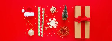 Noel kompozisyonu. Paketlenmiş hediye, tahta oyuncaklar, ağaç, kağıt kamış, kırmızı top. Yeni yıl konsepti. Web tasarımı için yatay uzun pankart. Xmas Kutlaması 2020. Düz konum, üst görünüm, model, şablon