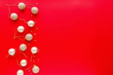 Kırmızı arka planda duran Noel ağacı altın oyuncakları. Yeni yıl konsepti. Tebrik kartı, kış tatili, kostüm kutlaması 2020. Düz konum, üst görünüm, kopyalama alanı, model, şablon