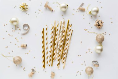 Yeni yıl ya da Noel desenli daire 2020 Xmas bayram kutlamasında beyaz arka planda altın renkli kamış kokteyli içiyordu. Tebrik kartı tasarımı için şablon, model