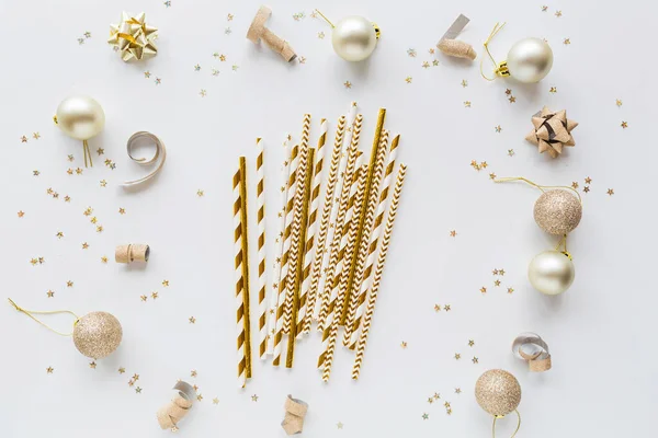 Nový rok nebo vánoční vzor byt ležel top view 2020 Vánoční svátky oslavy pití koktejl party papír slámy zlatá barva na bílém pozadí. Šablona, maketa pro návrh pohlednic — Stock fotografie