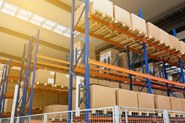 Grote hangar magazijn van industriële en logistieke bedrijven. Lange planken met een verscheidenheid aan dozen. industrie ruimte en hardware box voor levering, business logistieke distributie opslag lading concept. — Stockfoto