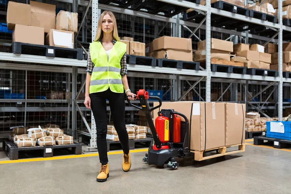Warehouse worker dragging hand pallet truck or manual forklift with the shipment pallet unloading into a truck. Distribution, Logistics Import Export operation, Trading, Shipment, Delivery concept — Stock Photo, Image