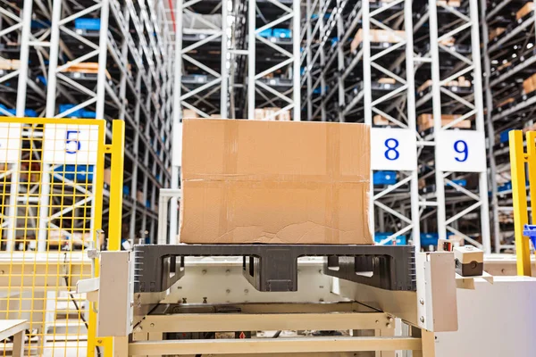 Het magazijn vol goederen, dozen en planken in orde. Industriële achtergrond container fabriek fabricage productie karton zakelijke deal — Stockfoto