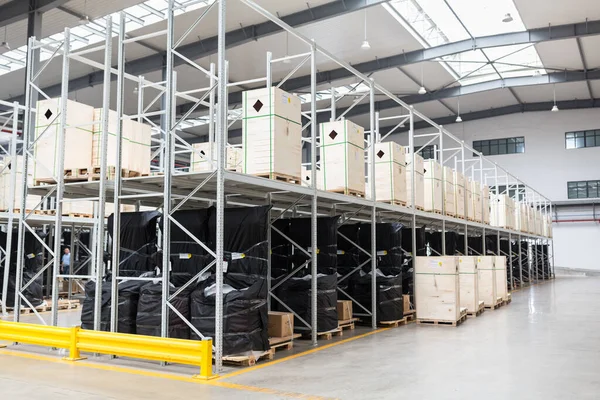 Stora hangarlager för industri- och logistikföretag. Långa hyllor med en mängd olika lådor. industri utrymme och hårdvara låda för leverans, business logistik distribution lagring last koncept. — Stockfoto
