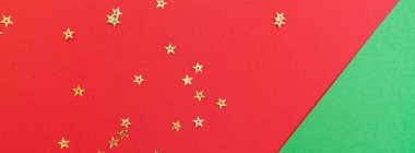 Noel kompozisyonu. altın konfeti ile kırmızı ve yeşil arka plan. yeni yıl kavramı. Tebrik kartı, xmas kutlama 2020. Düz yatıyordu, üst görünüm, kopyalama alanı, mockup. Web tasarımı için Banner