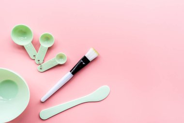 pembe arka plan üzerinde yüz maskesi yapmak için ayarlayın. Güzellik konsepti. Düz yatıyordu, mockup, üst görünüm, havai. Cilt bakımı ve sağlık konsepti