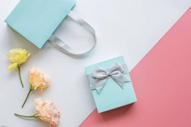 Pembe masa manzaralı hediye ya da hediye kutusu. Doğum günü, Anneler Günü, 8 Mart, Noel, Yeni Yıl, Sevgililer Günü ya da düğün için beste. Tatil kavramı