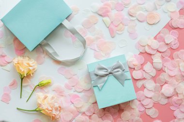 Hediye ya da hediye kutusu ve pembe masa manzaralı konfeti. Doğum günü, Anneler Günü, 8 Mart, Noel, Yeni Yıl, Sevgililer Günü ya da düğün için beste. Tatil kavramı