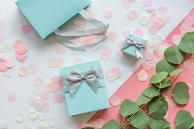 Hediye ya da hediye kutusu ve pembe masa manzaralı konfeti. Doğum günü, Anneler Günü, 8 Mart, Noel, Yeni Yıl, Sevgililer Günü ya da düğün için beste. Tatil kavramı