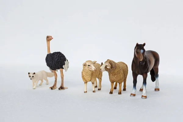 Miniaturfiguren von Tierspielzeug. Plastikspielzeug auf weißem Hintergrund — Stockfoto