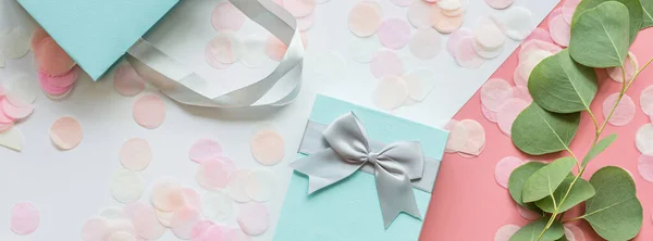 선물 상자나 선물 상자, 그리고 분홍색 테이블 위에 있는 confetti. 웹 배너. 편평 한 꽃꽂이는 생일, 어머니 날, 3 월 8 일, 크리스마스, 새해, 발렌타인데이, 결혼식을 위한 것이다. 축일 개념 — 스톡 사진