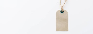 Beyaz arka planda ip olan kağıt etiket. Modern tasarım indirimi. Minimum konsept. Web tasarımı için yatay uzun pankart. Düz konum, üst görünüm, model, şablon, metin için boşluk kopyala, genel tepe