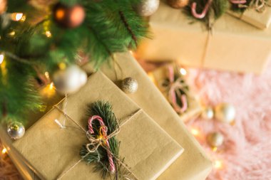 Hediye kutularıyla Noel arkaplanı. Tatil hazırlığı. Kopyalama alanı olan üst görünüm. xmas, mutlu yıllar 2020 kutlaması