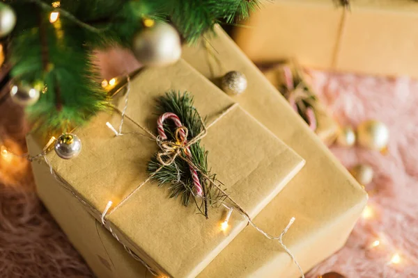Fondo de Navidad con cajas de regalo. Preparación para las vacaciones. Vista superior con espacio de copia. Navidad, feliz año nuevo 2020 celebración — Foto de Stock