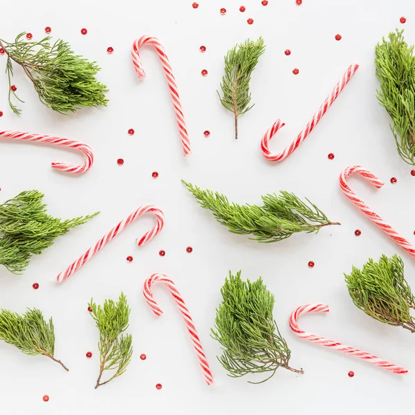 Vánoční kompozice. jedlové větve a lízátko na bílém. novoroční koncept. Čtvereční přání, zimní svátky, vánoční oslavy2020. Byt ležel, horní pohled, kopírovací prostor, mockup, šablona — Stock fotografie