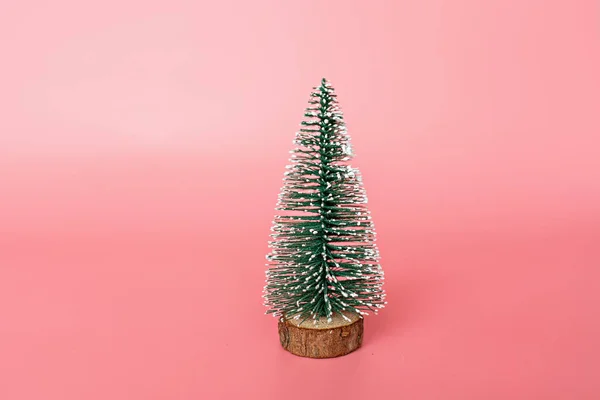 Arbre de Noël en fond rose avec espace de copie pour le texte. Concept de Noël minimal. Nouvel an 2020 célébration. Maquette, modèle, carte de vœux — Photo