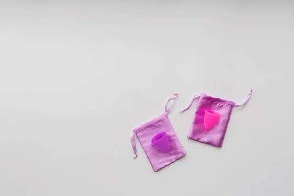 Menstruation kopp på vitt papper bakgrund. Alternativ feminin hygienprodukt under perioden. Kvinnors hälsa. Uppfattat utrymme. Miljövänligt koncept, noll avfallsprodukt. Platt läggning, mockup, mall — Stockfoto