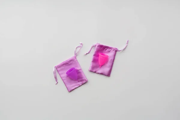 Menstruációs csésze fehér papír háttér. Alternatív női higiéniai termék az időszak alatt. Női egészség koncepció. Másold a helyet. Környezetbarát koncepció, nulla hulladék termék. Lapos tojásrakás, mockup, sablon — Stock Fotó